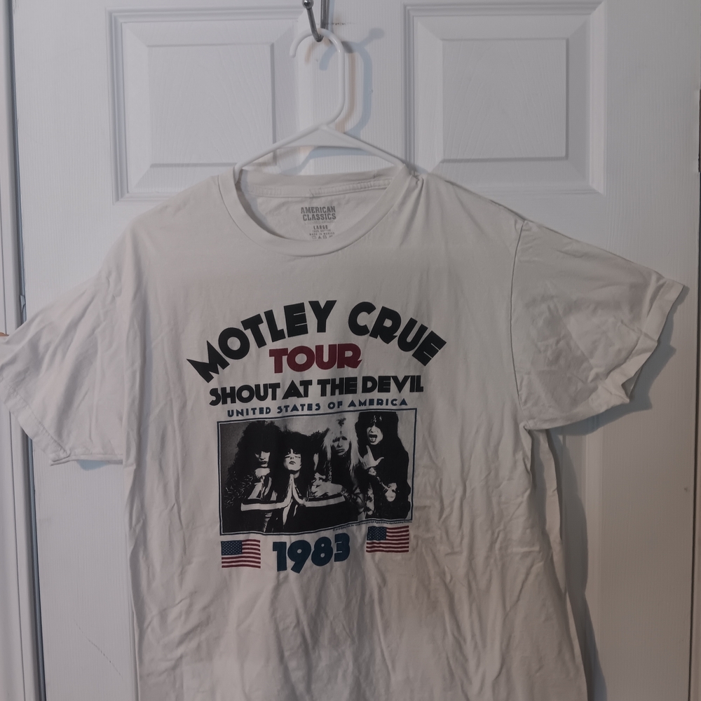Motley Crue Shout At The Devil Tour Graphic T-Shirt (7)